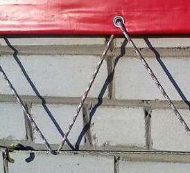 Крепление баннера к тросу